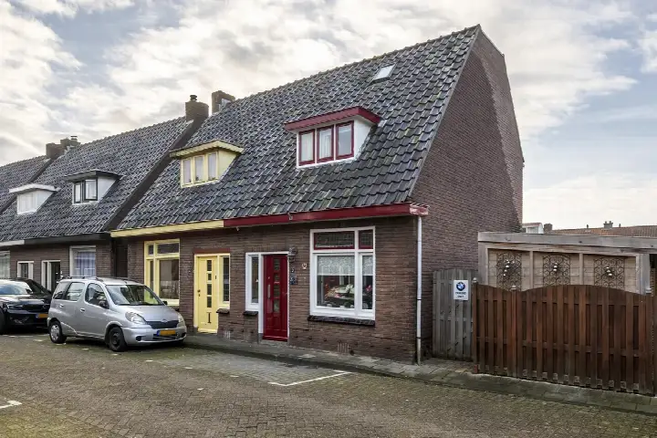 Twee-onder-één-kap te koop: Tulpstraat 2, Burgemeesterswijk Tiel