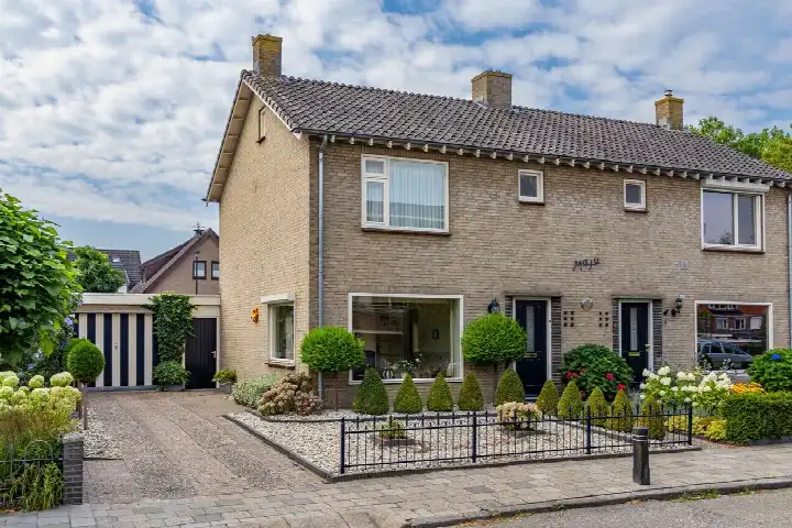 Twee-onder-één-kap te koop: Uilennest 6, Zandkamp en omgeving Hattem