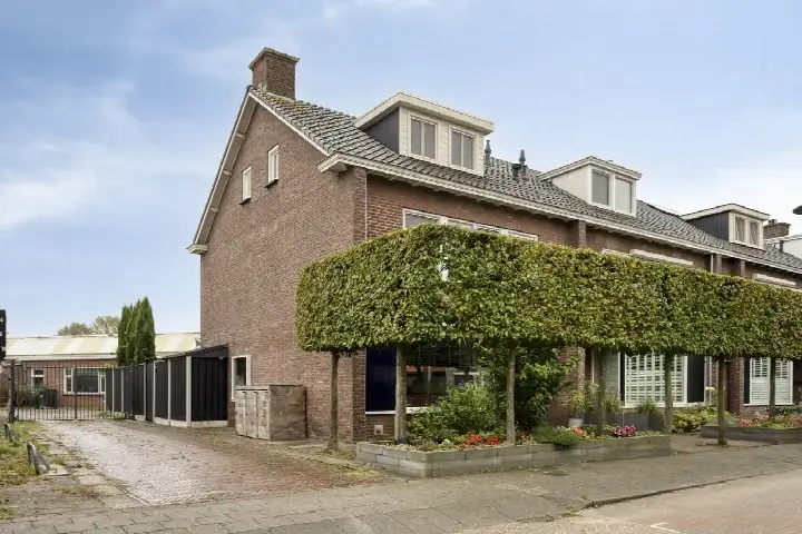 Corner house for sale: Uiverlaan 28, Leonardus Helmond