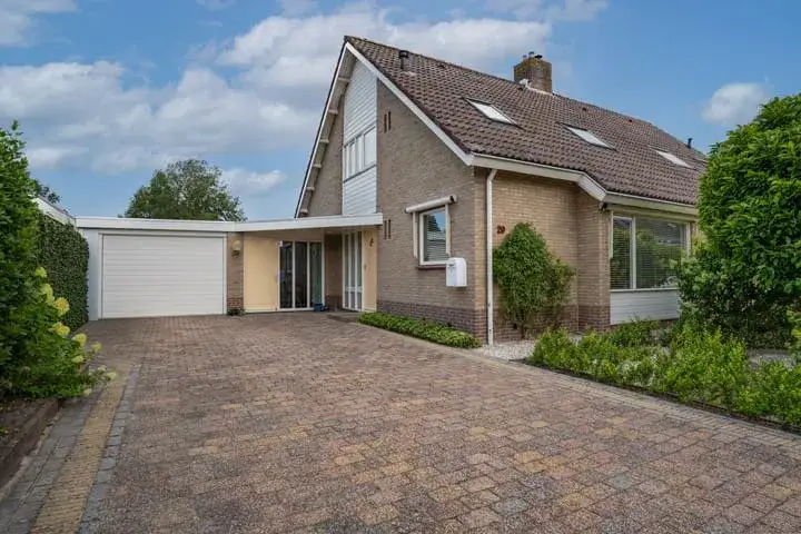 Corner house for sale: Valeriaan 29, De Greiden Heerenveen