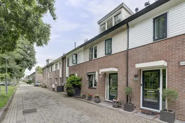Terraced house for sale: Valkenburgsingel 42, Beverwaard Rotterdam