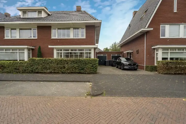 Tussenwoning te koop: Valkenswaardstraat 60, Koolhoven Noord Tilburg