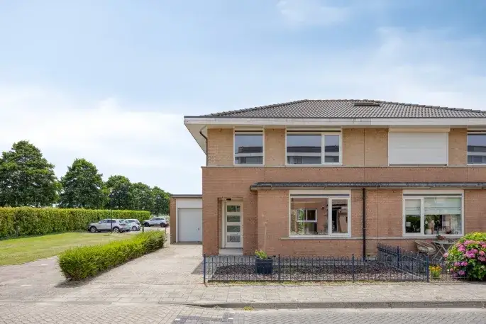 Hoekwoning te koop: Van Barrylaan 1, Numansdorp Woonkern Numansdorp