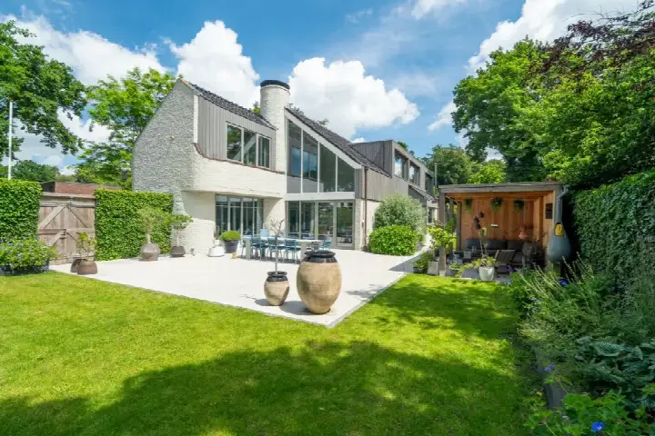 Detached house for sale: Van de Woestijnelaan 1, Villabuurt Groningen