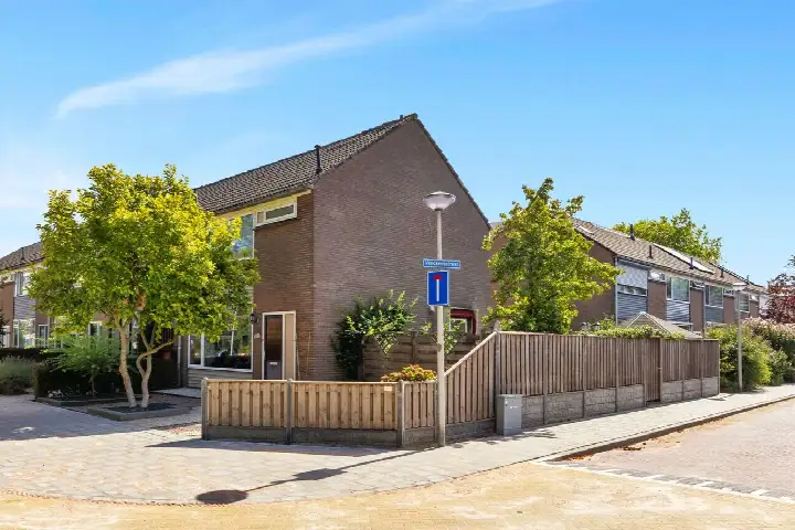 Hoekwoning te koop: van den Boschlaan 43, Marinebuurt Hellevoetsluis