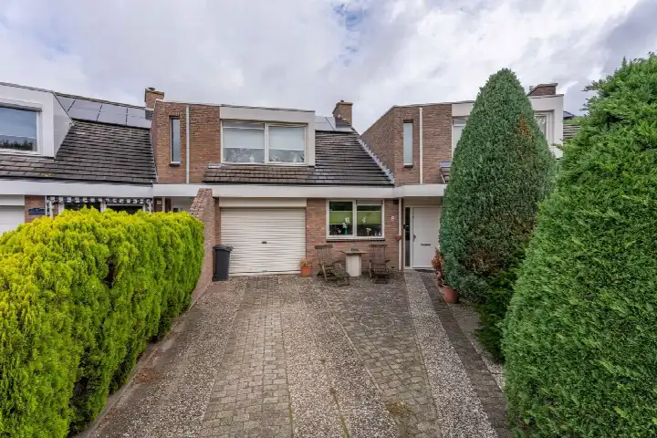 Tussenwoning te koop: Van den Endeplein 2, Leidsestraat Hillegom