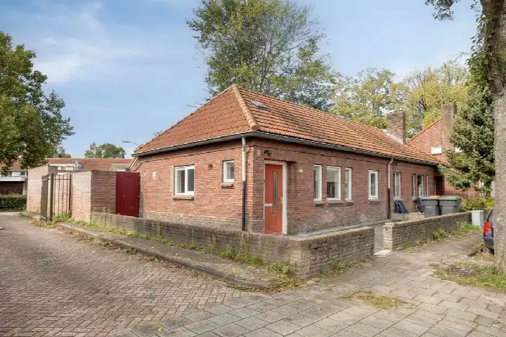 Twee-onder-één-kap te koop: Van der Aastraat 7, Hoefstraat Noord Tilburg