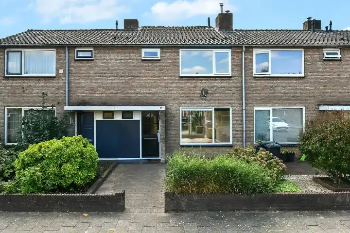 Terraced house for sale: Van der Duyn van Maasdamstraat 19, de Kist Elst