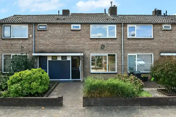 Terraced house for sale: Van der Duyn van Maasdamstraat 19, de Kist Elst (Ge)