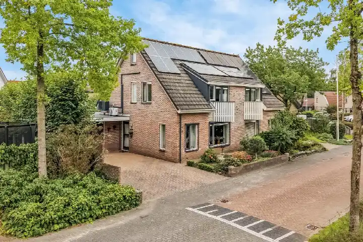 Twee-onder-één-kap te koop: Van der Waalshof 2, Corlaer Nijkerk