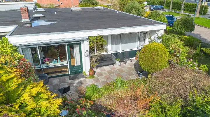 Hoekwoning te koop: van der Waalspad 1, De Lariks Oost Assen