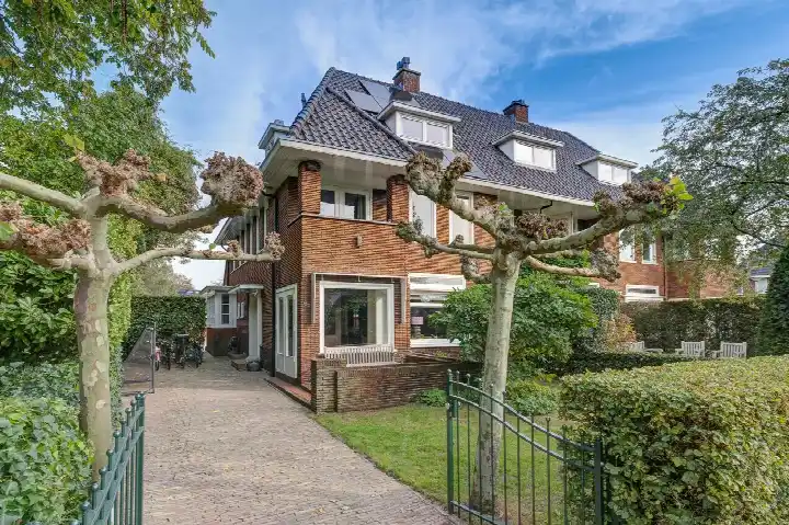 Corner house for sale: van Dijcklaan 6, Rembrandtpark Naarden