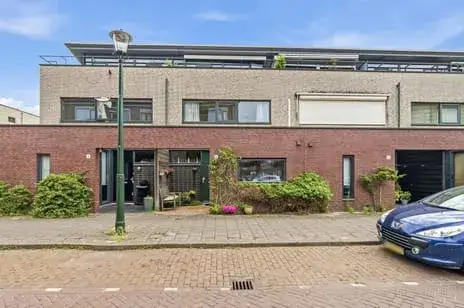 Terraced house for sale: Van Drieststraat 8, Houtwijk 'S-Gravenhage