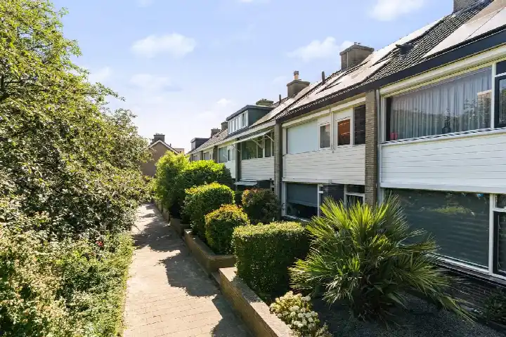 Terraced house for sale: Van Duivenvoordelaan 129, Zijlwatering-haven Wassenaar