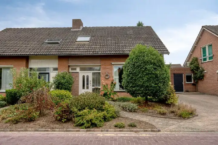 Twee-onder-één-kap te koop: van Eyckstraat 40, Achter de Hoven Maasbree
