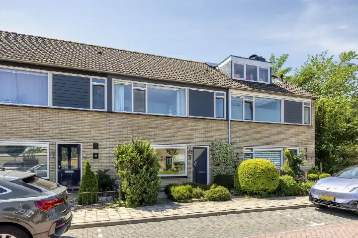 Tussenwoning te koop: Van Goghlaan 12, Laanzicht Woudenberg