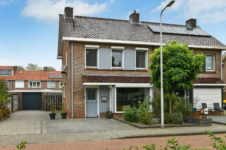 Semi-detached for sale: Van Hallstraat 20, Hollanderbroek Elst