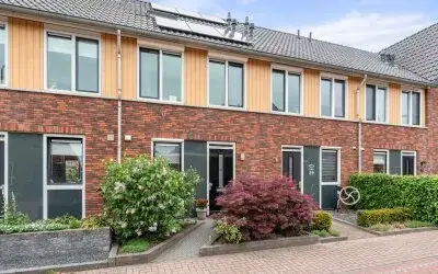 Tussenwoning te koop: Van Hallstraat 37, Wormshoef Lunteren