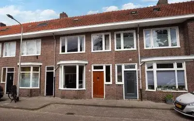 Terraced house for sale: Van Heutszstraat 54, Armhoef Noord-West Tilburg