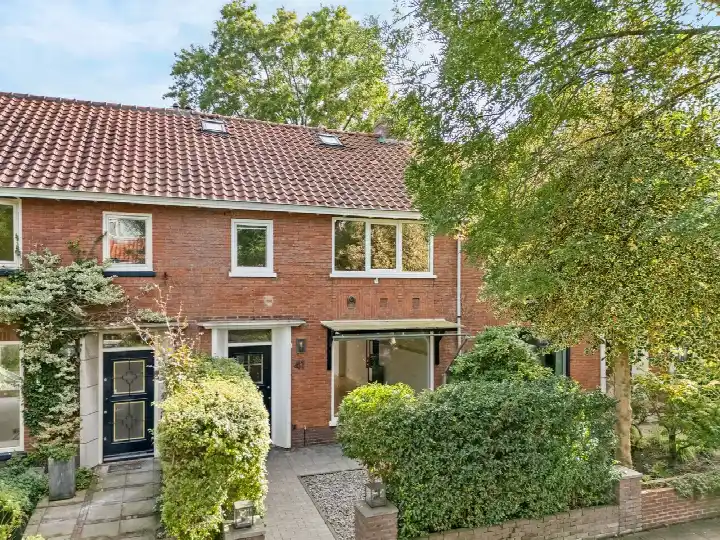 Terraced house for sale: Van Kretschmar van Veenlaan 41, Noord Hilversum