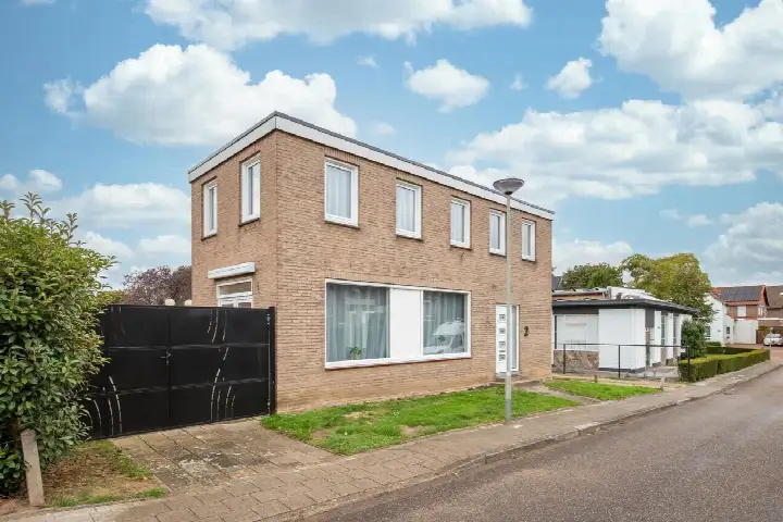 Vrijstaande woning te koop: Van Lennepstraat 2, Oud-Geleen en Haesselderveld Geleen
