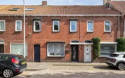 Tussenwoning te koop: Van Linschotenstraat 10, Zeeheldenbuurt Tilburg