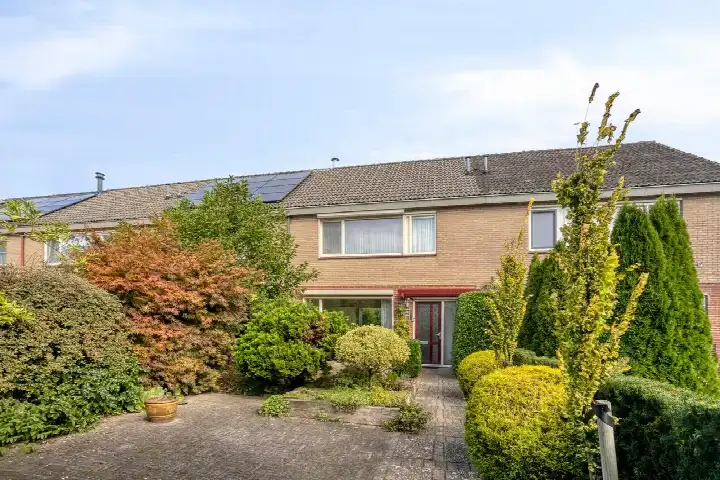 Terraced house for sale: Van Oldenbarneveldtlaan 18, Zonnemaat Zevenaar
