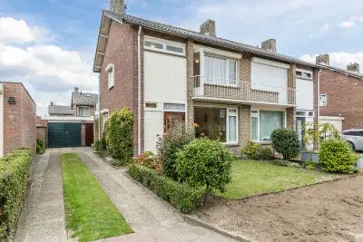 Twee-onder-één-kap te koop: Van Spreeuwelstraat 17, Hilvarenbeek Hilvarenbeek