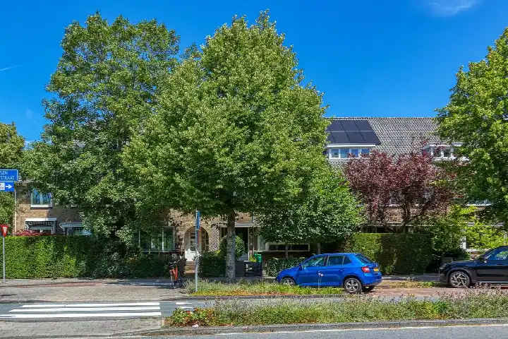 Terraced house for sale: Van Zuylen van Nijeveltstraat 122, Zijlwatering-haven Wassenaar