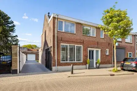 Corner house for sale: Van Hogendorpstraat 93, Textielbuurt Oost Tilburg