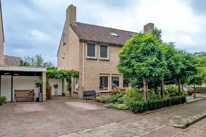 Terraced house for sale: Veenluydenstraat 24, Zuid Hoogeveen