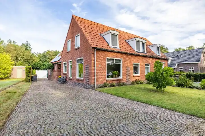 Twee-onder-één-kap te koop: Veenweg 3, Vries Vries