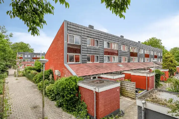 Corner house for sale: Veenzoom 39, Zomenbuurt Gouda