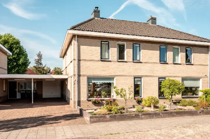 Twee-onder-één-kap te koop: Veldbloemenlaan 20, Oostendorp Elburg