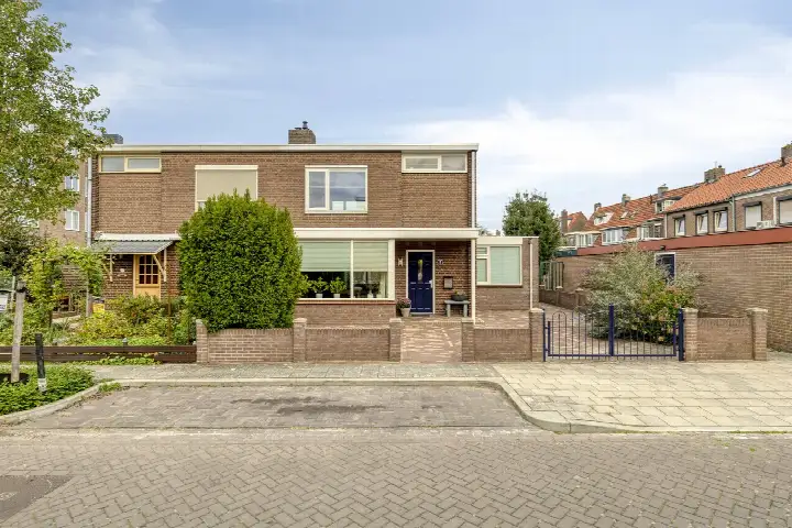 Twee-onder-één-kap te koop: Venusstraat 2, Heseveld Nijmegen
