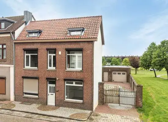Twee-onder-één-kap te koop: Versiliënboschweg 11, Versiliënbosch Heerlen
