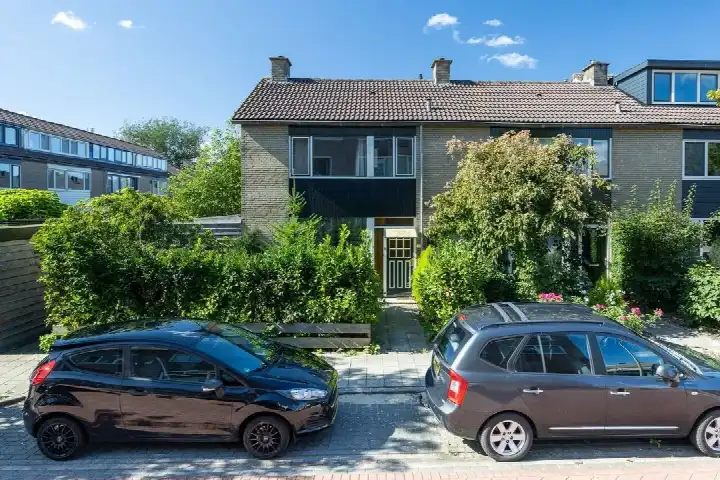 Hoekwoning te koop: Vierambachtsstraat 1, Aardam West Ter Aar