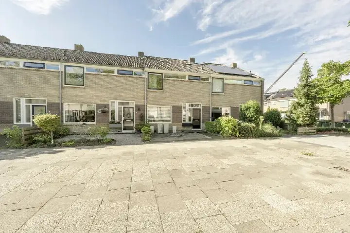Terraced house for sale: Vincent van Goghplein 4, Oud-Beijerland Zuidwijk Oud-Beijerland