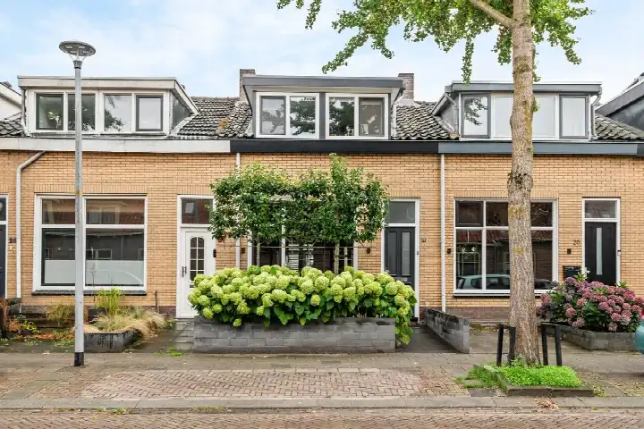 Tussenwoning te koop: Vinkenstraatje 22, Santwijck Tiel