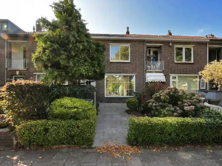 Tussenwoning te koop: Vlietweg 112, Zeeheldenwijk Leidschendam