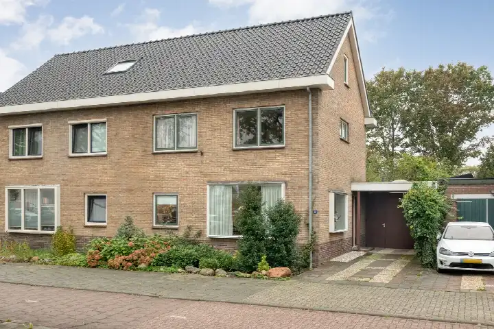 Terraced house for sale: Voltastraat 11, Noord Hoogeveen