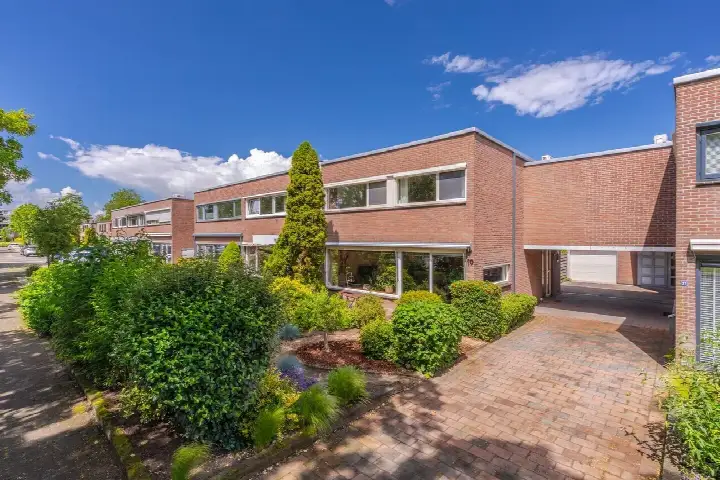 Terraced house for sale: Vondellaan 19, Schrijvershoek Zevenaar
