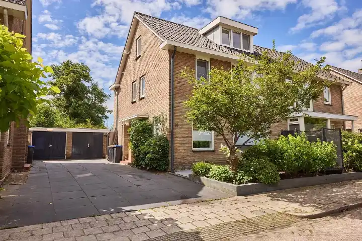 Twee-onder-één-kap te koop: Voorburgstraat 36, Loenersloot Dorp Loenersloot