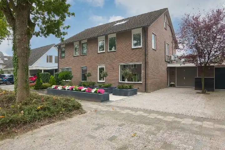 Tussenwoning te koop: Voorstebree 7, De Breeën Assen