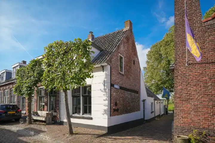 Corner house for sale: Voorstraat 13, Heukelum Oude Kern Heukelum