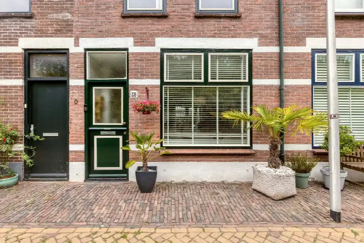 Terraced house for sale: Voorstraat 28, Emmalaan Alphen Aan Den Rijn