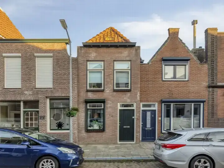 Corner house for sale: Voorstraat 40, Dirksland centrum Dirksland