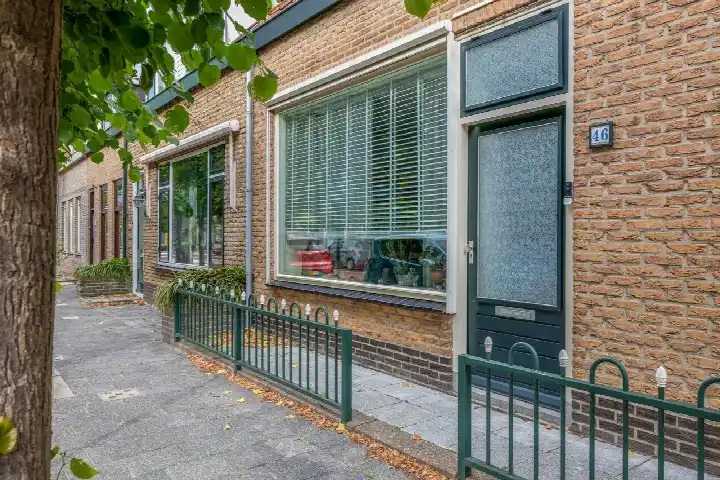 Tussenwoning te koop: Voorstraat 46, Stellendam centrum Stellendam