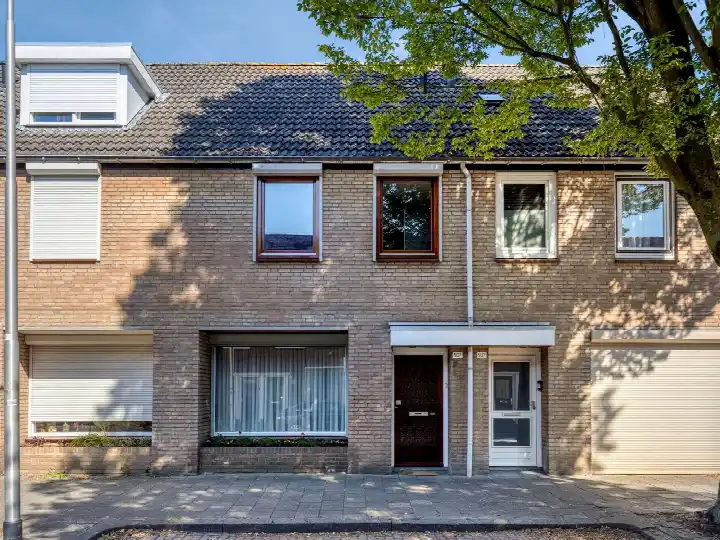 Terraced house for sale: Vredeman de Vriesstraat 50B, Bouwmeestersbuurt Noord Tilburg