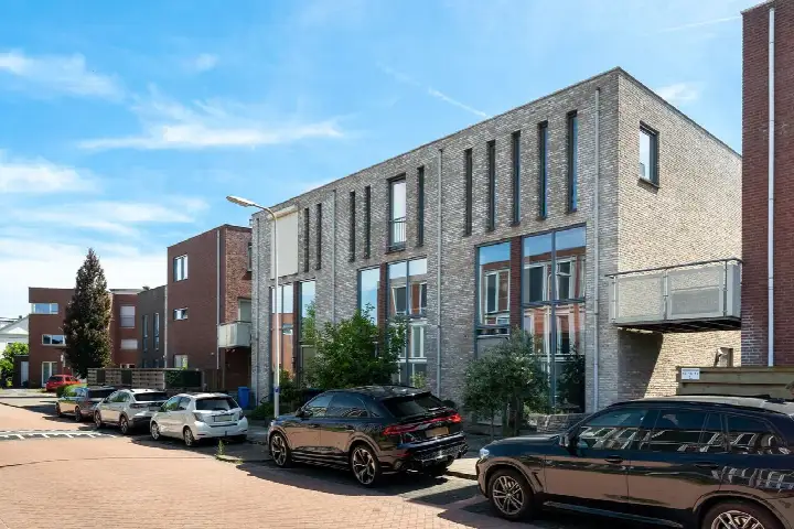 Hoekwoning te koop: Vroonhoevelaan 11, Vroonhoevebuurt Alphen Aan Den Rijn